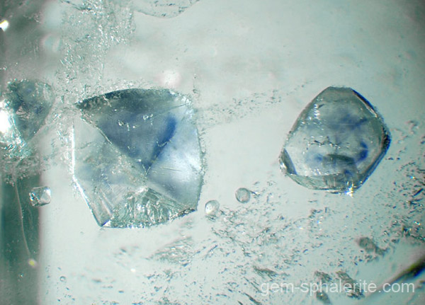 Star hollandite inclusions