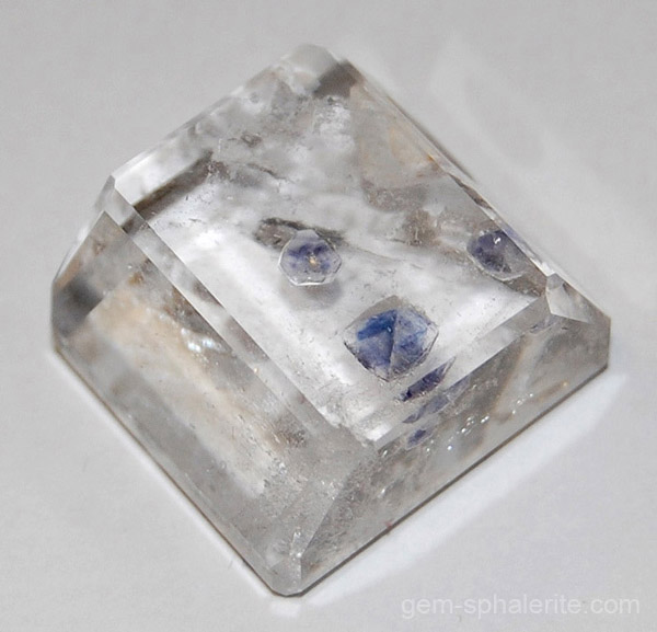 Star hollandite inclusions