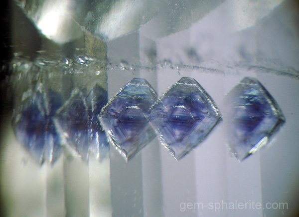 Star hollandite inclusions