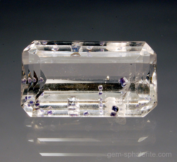 Star hollandite inclusions