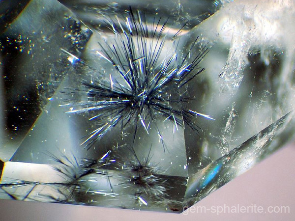 Star hollandite inclusions