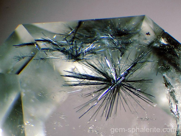 Star hollandite inclusions